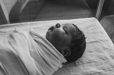 灰度的熟睡的婴儿摄影被纺织覆盖
